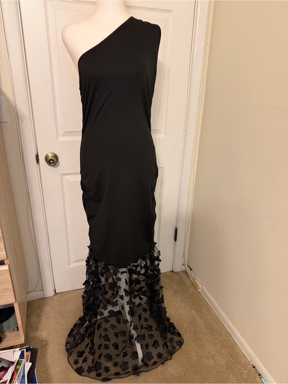 Women's Black One-Shoulder Evening Gown with Floral Appliqué Hem